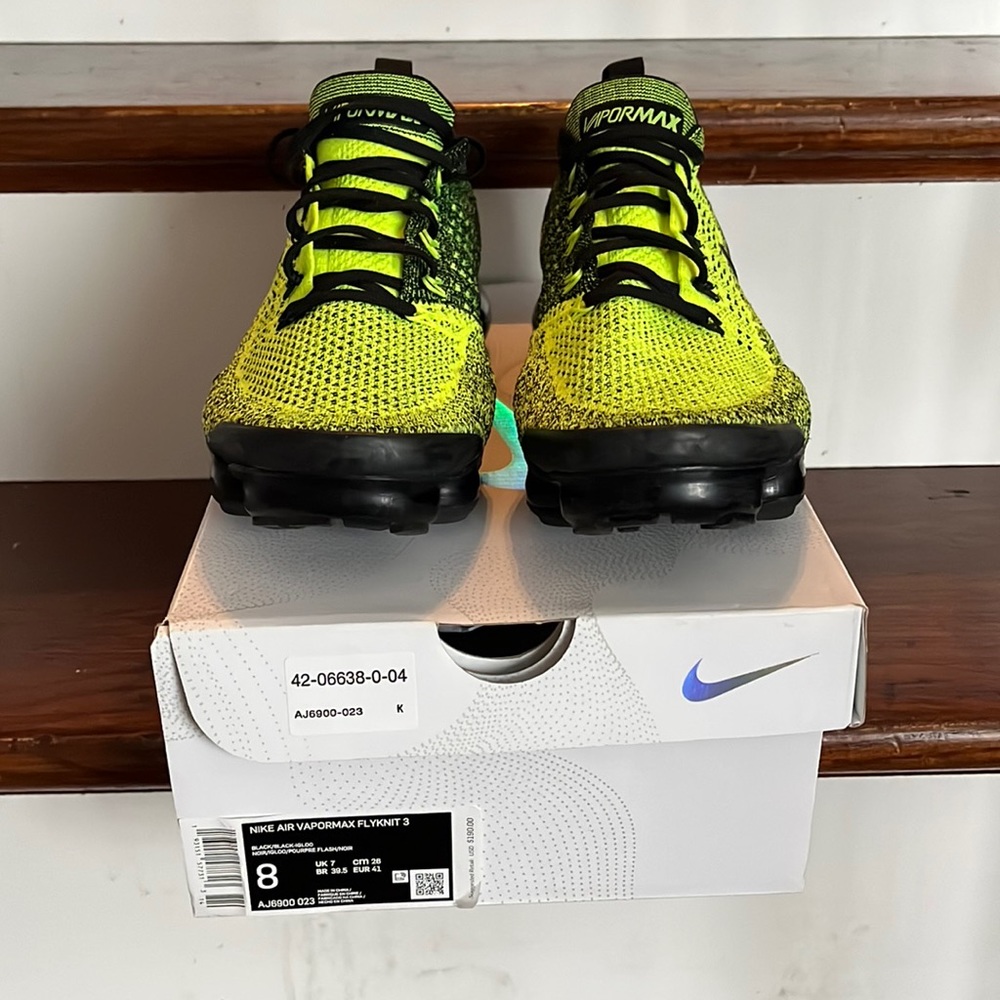 Nike Air VaporMax Flyknit 2. Sizing: Men’s 8/Women’s 10. Like new condition.